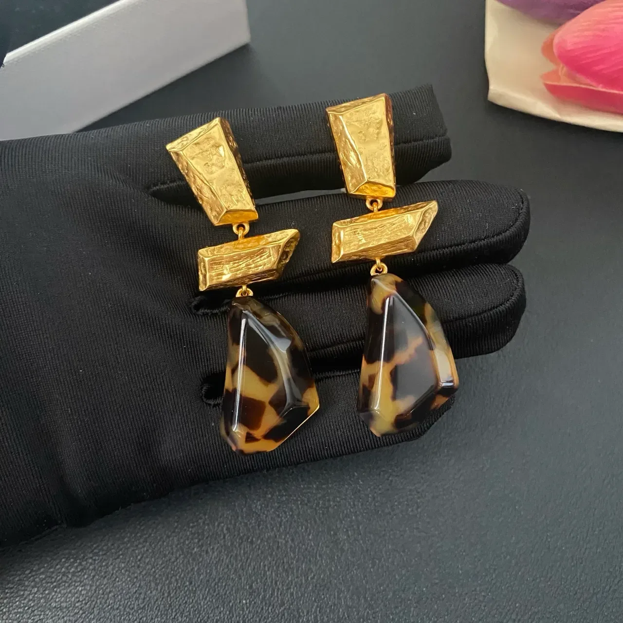 Boucles d'oreilles pendantes en résine géométrique à effet tortoiseshell doré 8