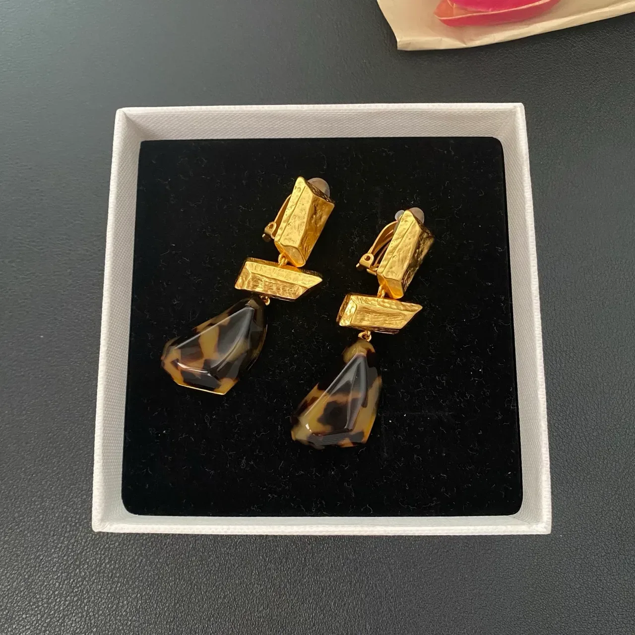 Boucles d'oreilles pendantes en résine géométrique à effet tortoiseshell doré 9