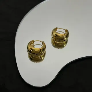Aretes de aro dorados con bisagra
