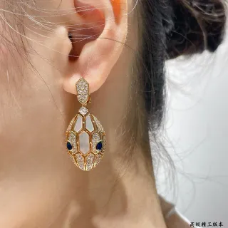 Brincos em tom dourado com estrutura de favo de mel de madrepérola e pedra azul pavé