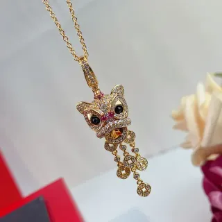 Collier pendentif masque de danse du lion en ton doré pavé de cristaux