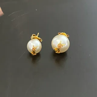 Aretes de perla con monograma de tono dorado