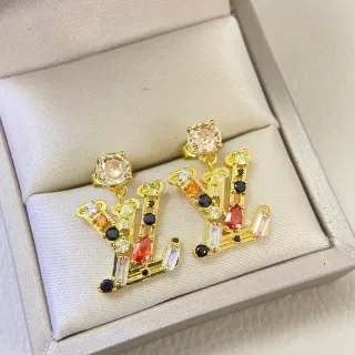 Brincos de tom dourado com gemas multicolores em forma de letra