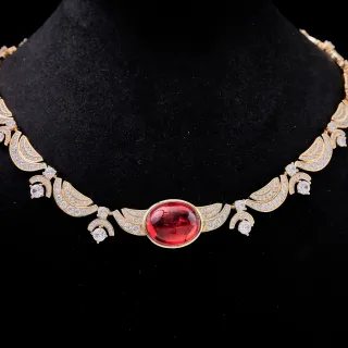 সোনালি-টোন ওভাল লাল জেম প্যাভে উইং মোটিফ নেকলেস