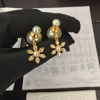Brincos pendentes de pérola e cristal floral em tons dourados