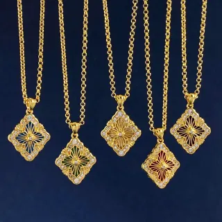 Colliers pendentifs en or et émail à quatre feuilles et cristal