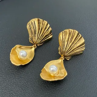 সোনালি টোন শেল ও পার্ল লটকানো কানের দুল