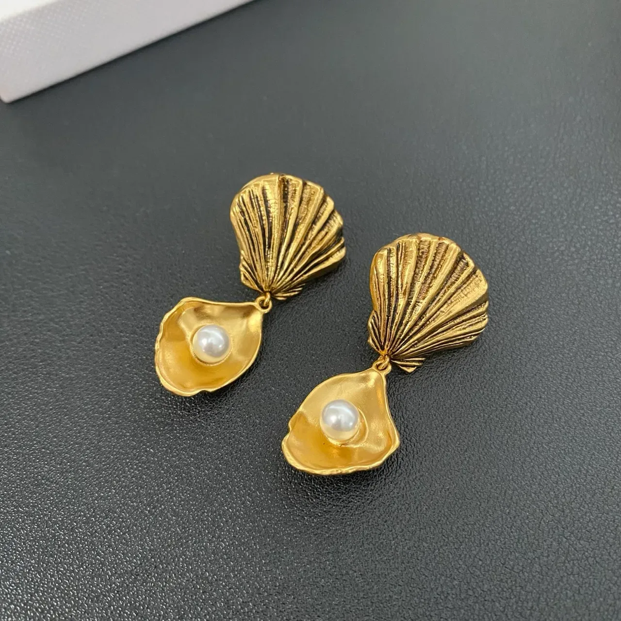 Gold-Tone Shell and Pearl Dangling Earrings 9