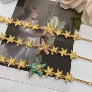 Pulseras con charm de estrella de mar y cristal en tono dorado