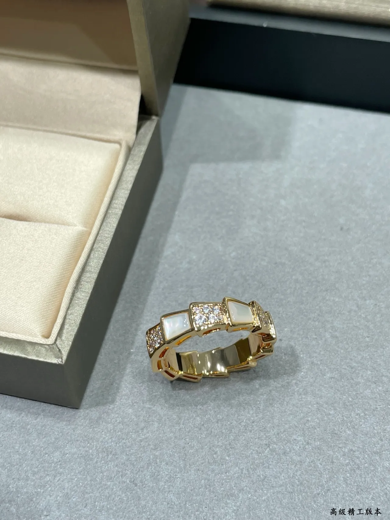 Anillo de banda segmentada geométrica dorada y blanca con inlays de madreperla 2