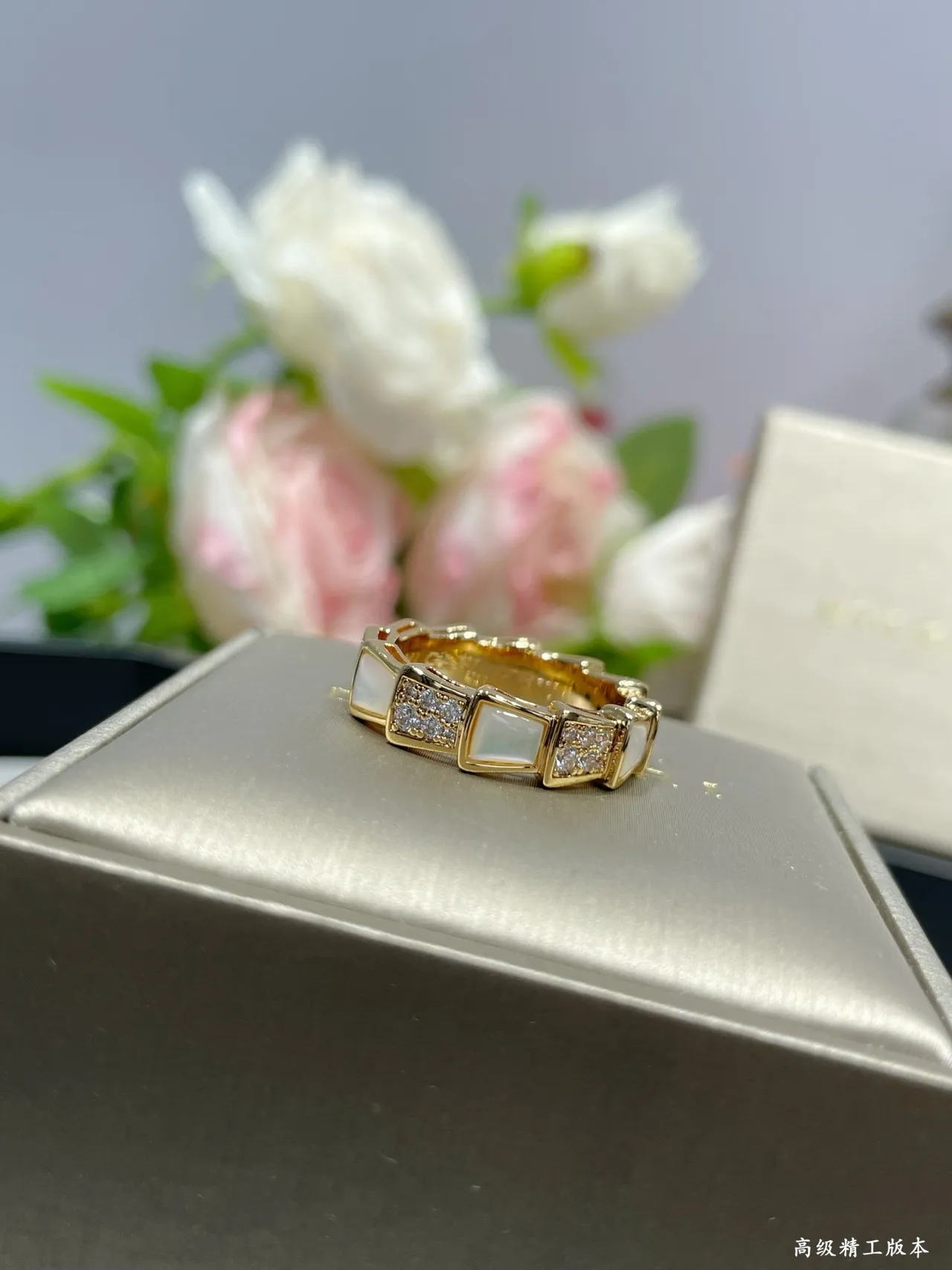 Anillo de banda segmentada geométrica dorada y blanca con inlays de madreperla 4