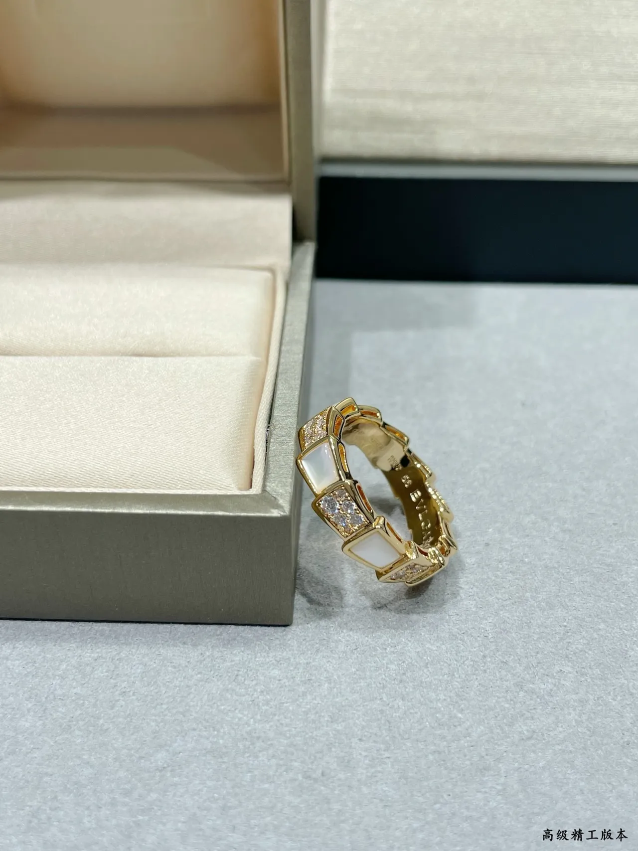 Anillo de banda segmentada geométrica dorada y blanca con inlays de madreperla 5