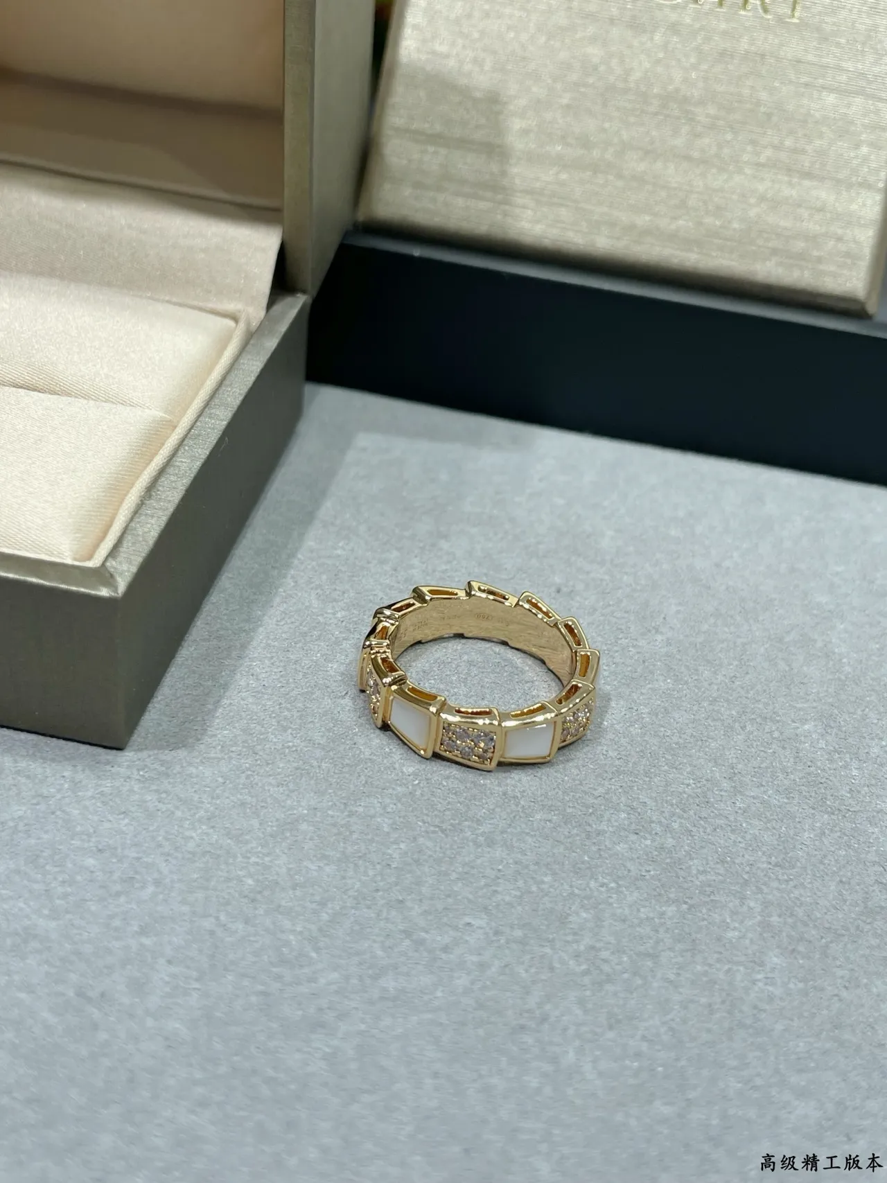 Anillo de banda segmentada geométrica dorada y blanca con inlays de madreperla 6