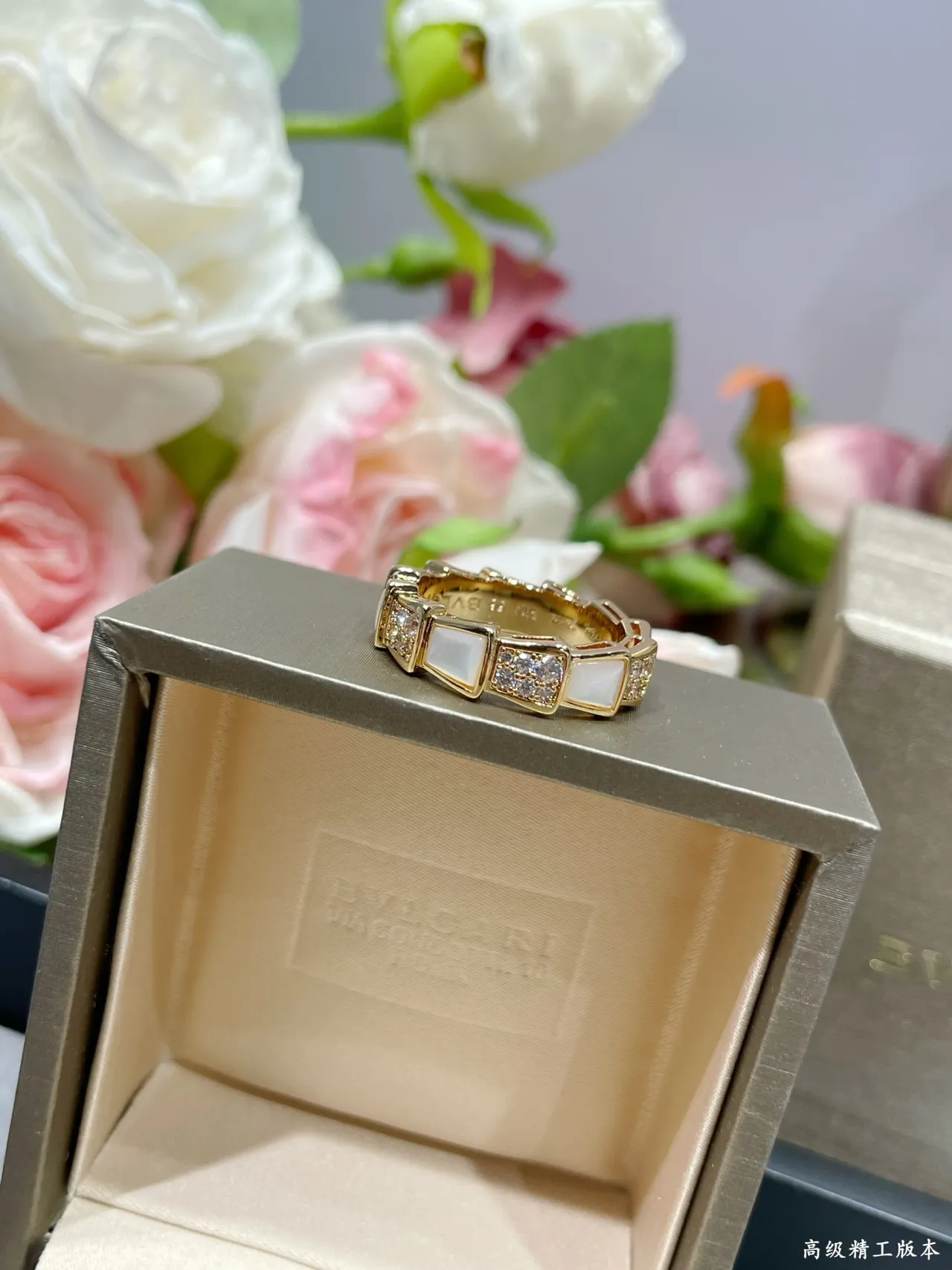 Anillo de banda segmentada geométrica dorada y blanca con inlays de madreperla 7