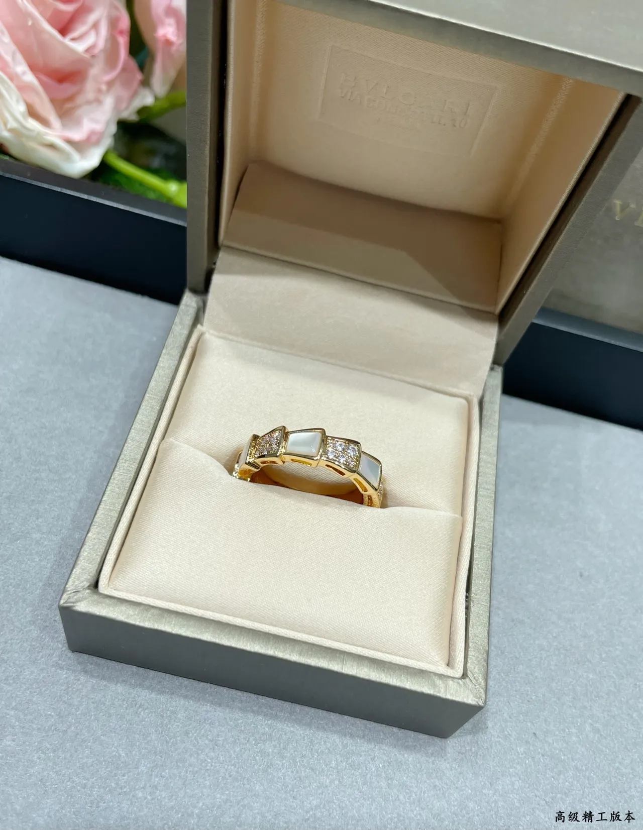 Anillo de banda segmentada geométrica dorada y blanca con inlays de madreperla 8