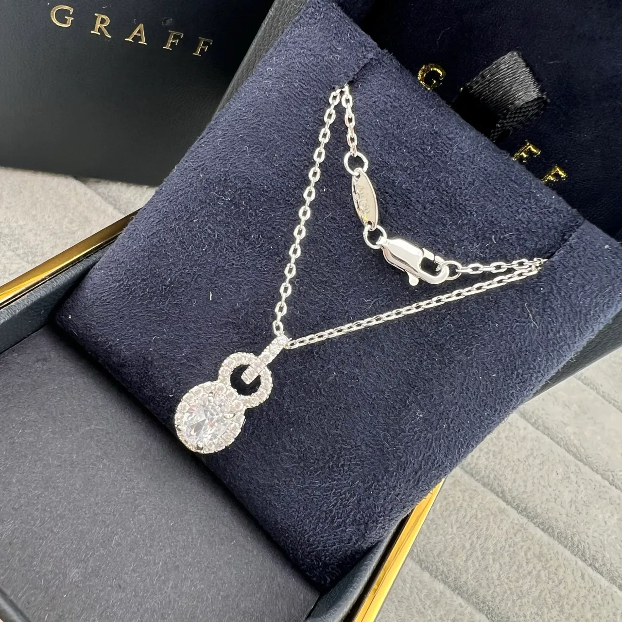 Graff দ্বি-লুপ ওভাল হ্যালো ডায়মন্ড পেন্ডেন্ট নেকলেস 3