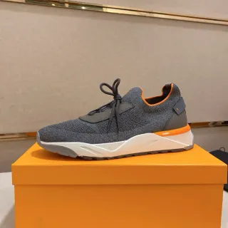 حذاء رياضي رمادي وبرتقالي، upper من التنسيل، midsole منحوت