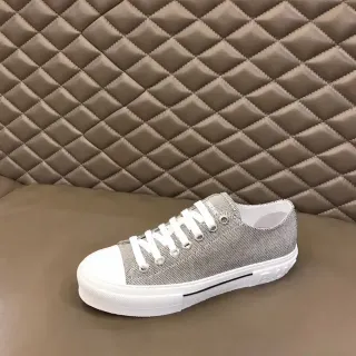 أحذية رياضية رمادية وبيضاء low-top من قماش مقوى