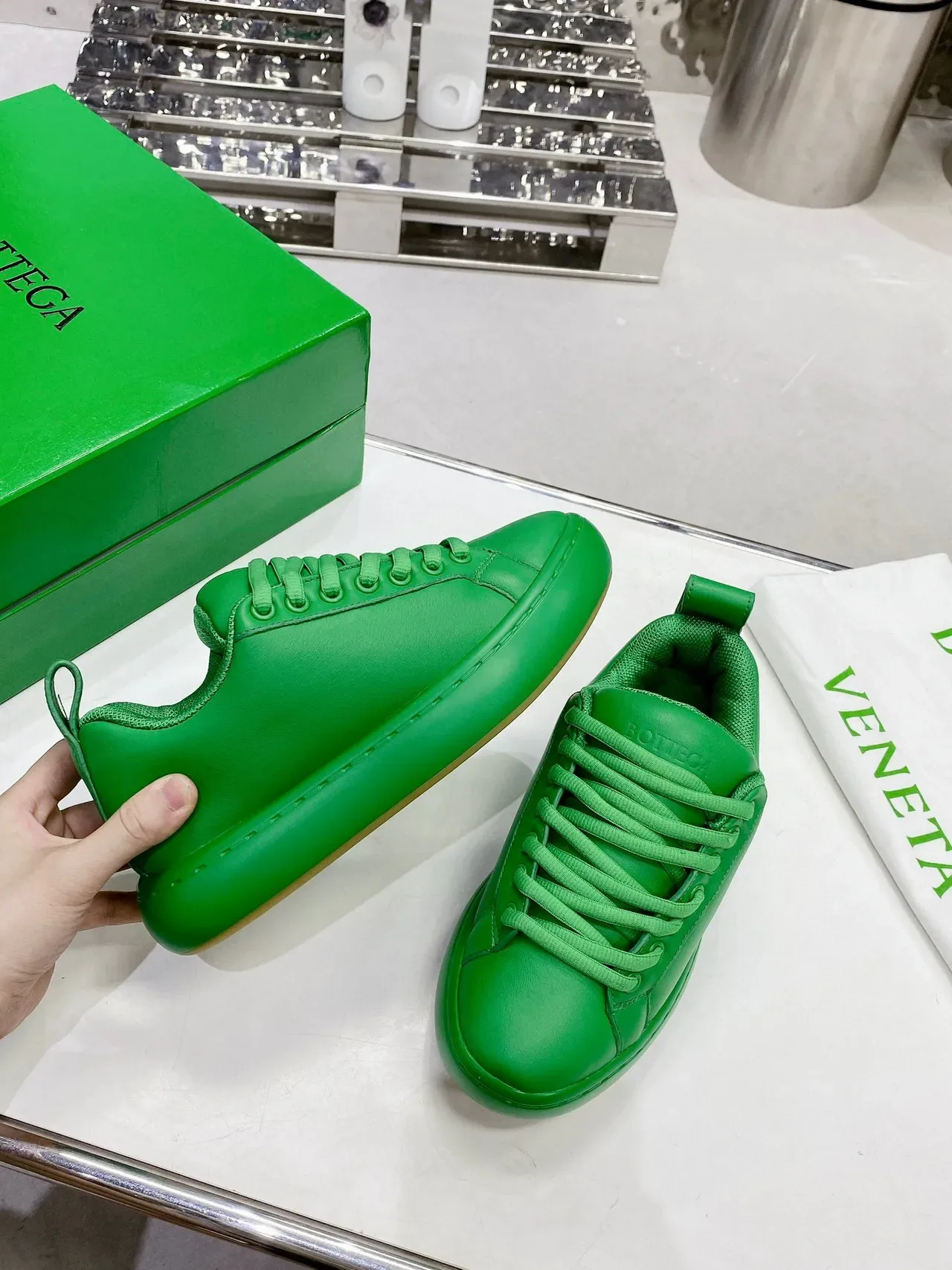 Green Monochromatic Smooth Leather-Like Upper Sneakers 7