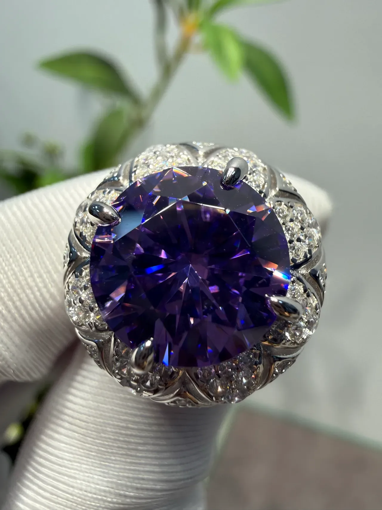 Anillo Halo Set Floral Bezels Piedra Central Morado-Azul Iridiscente 3