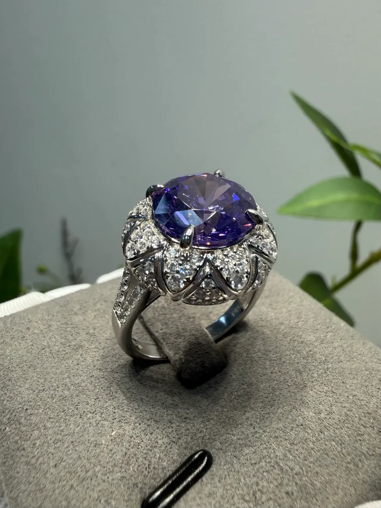 Anillo Halo Set Floral Bezels Piedra Central Morado-Azul Iridiscente 4