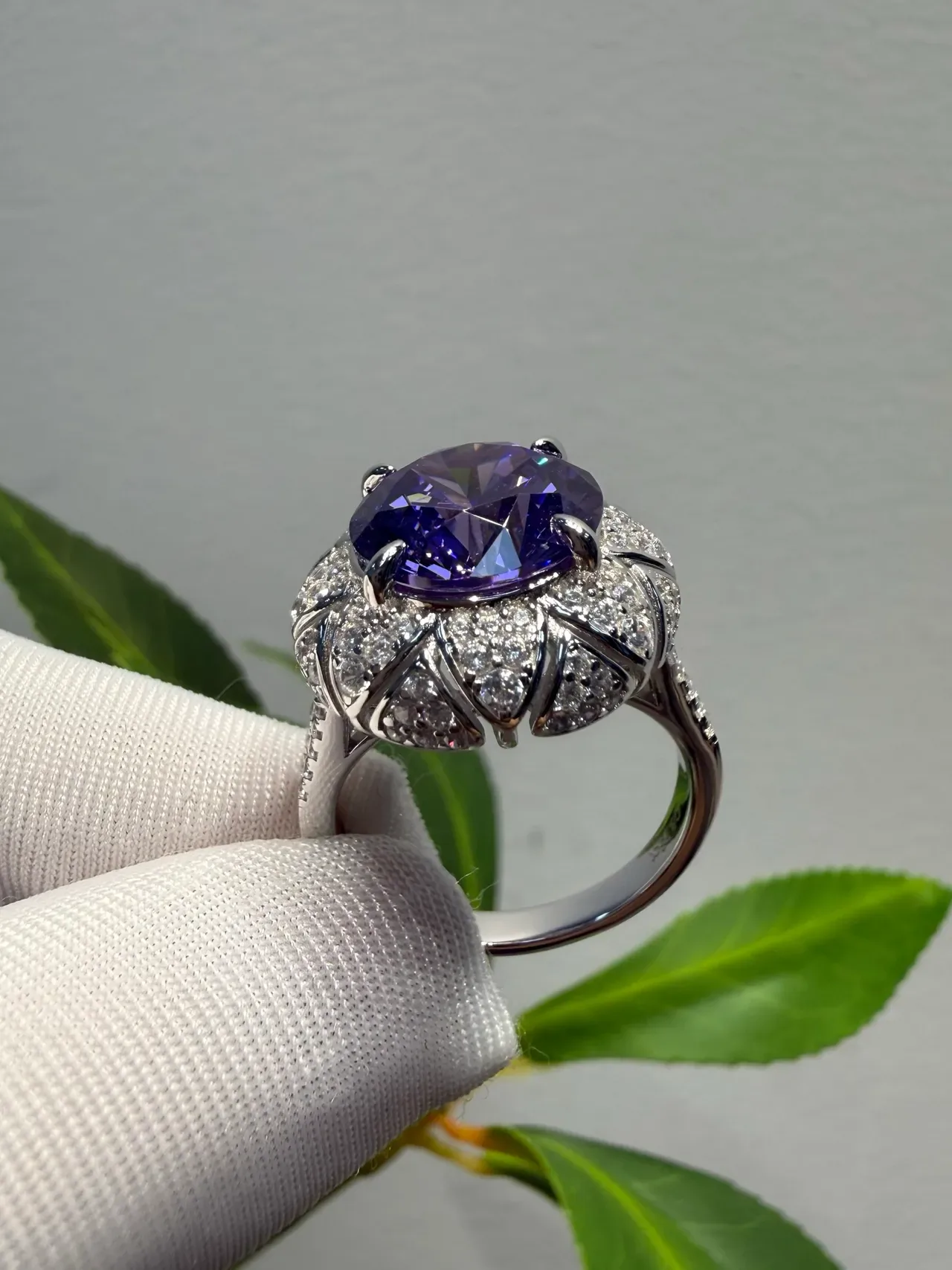 Anillo Halo Set Floral Bezels Piedra Central Morado-Azul Iridiscente 5