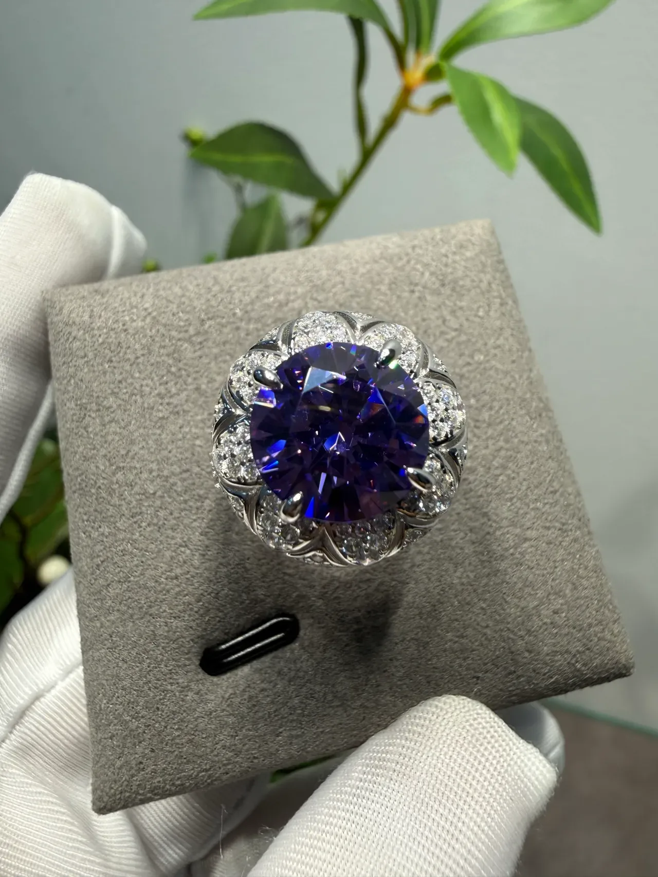 Anillo Halo Set Floral Bezels Piedra Central Morado-Azul Iridiscente 6