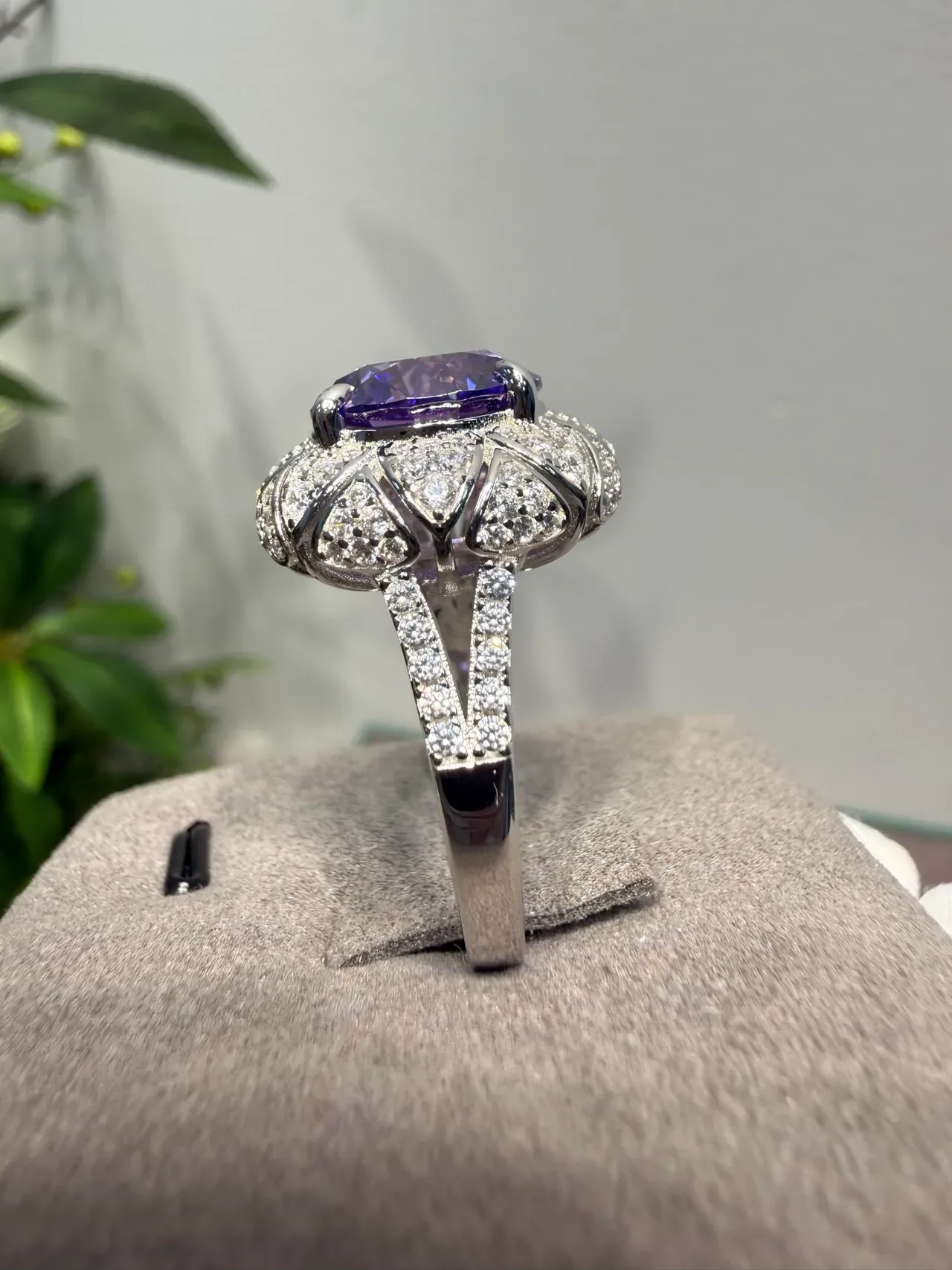 Anillo Halo Set Floral Bezels Piedra Central Morado-Azul Iridiscente 7