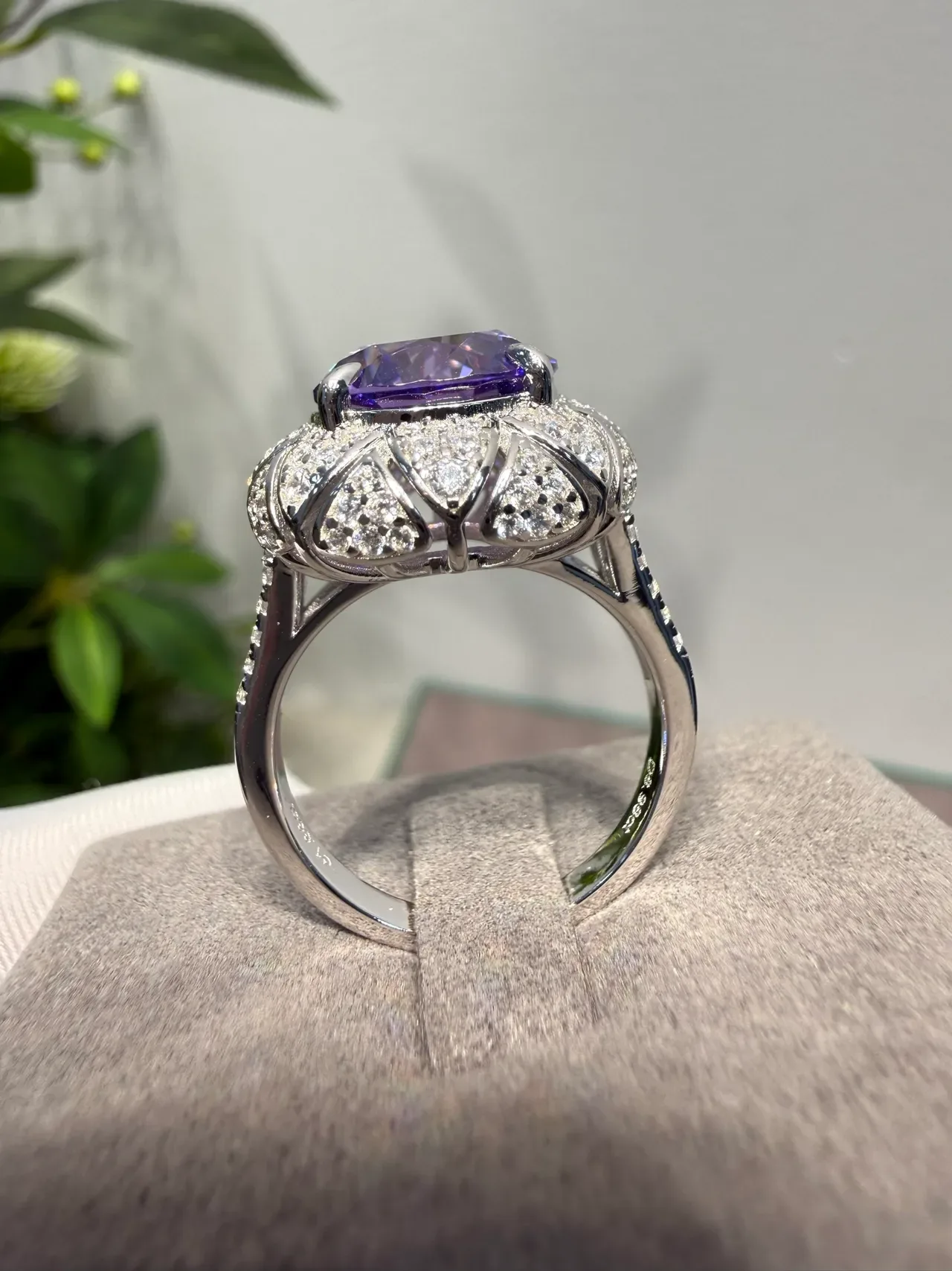 Anillo Halo Set Floral Bezels Piedra Central Morado-Azul Iridiscente 8