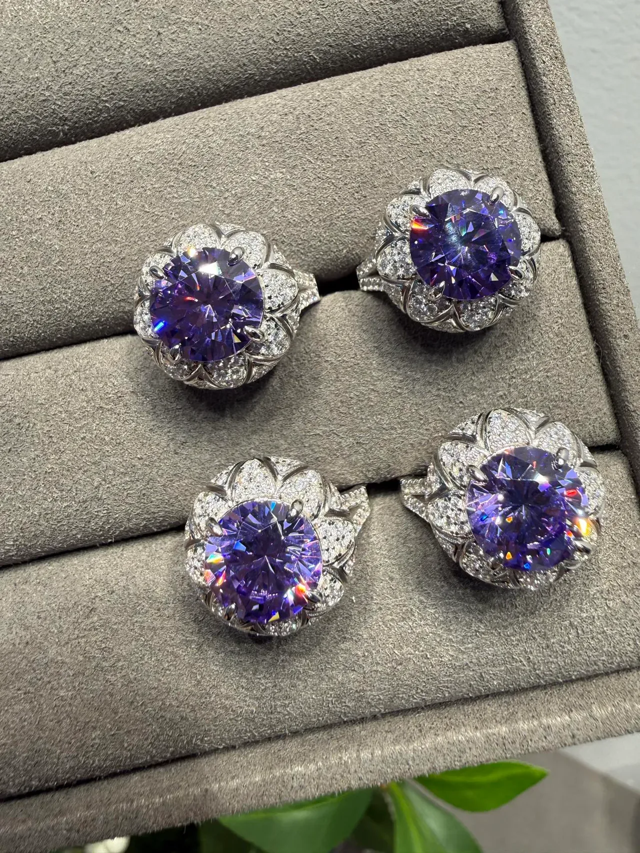 Anillo Halo Set Floral Bezels Piedra Central Morado-Azul Iridiscente 9