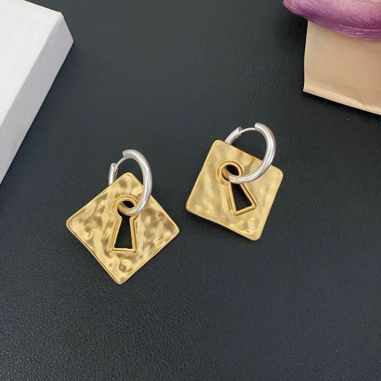 Hammered Gold Keyhole Square Earrings 7