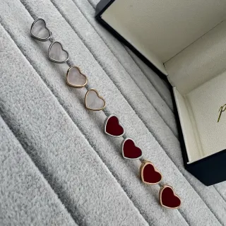 أقراط دبوسية على شكل قلب من المينا ولؤلؤ