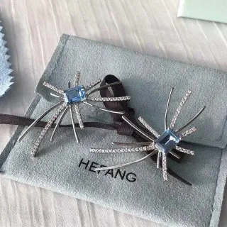 HEFANG Brincos de prata azul em forma de aranha adornados com cristais