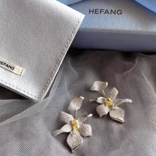 HEFANG أقراط فضية صفراء نقش زهور إنهاء متموج معدني