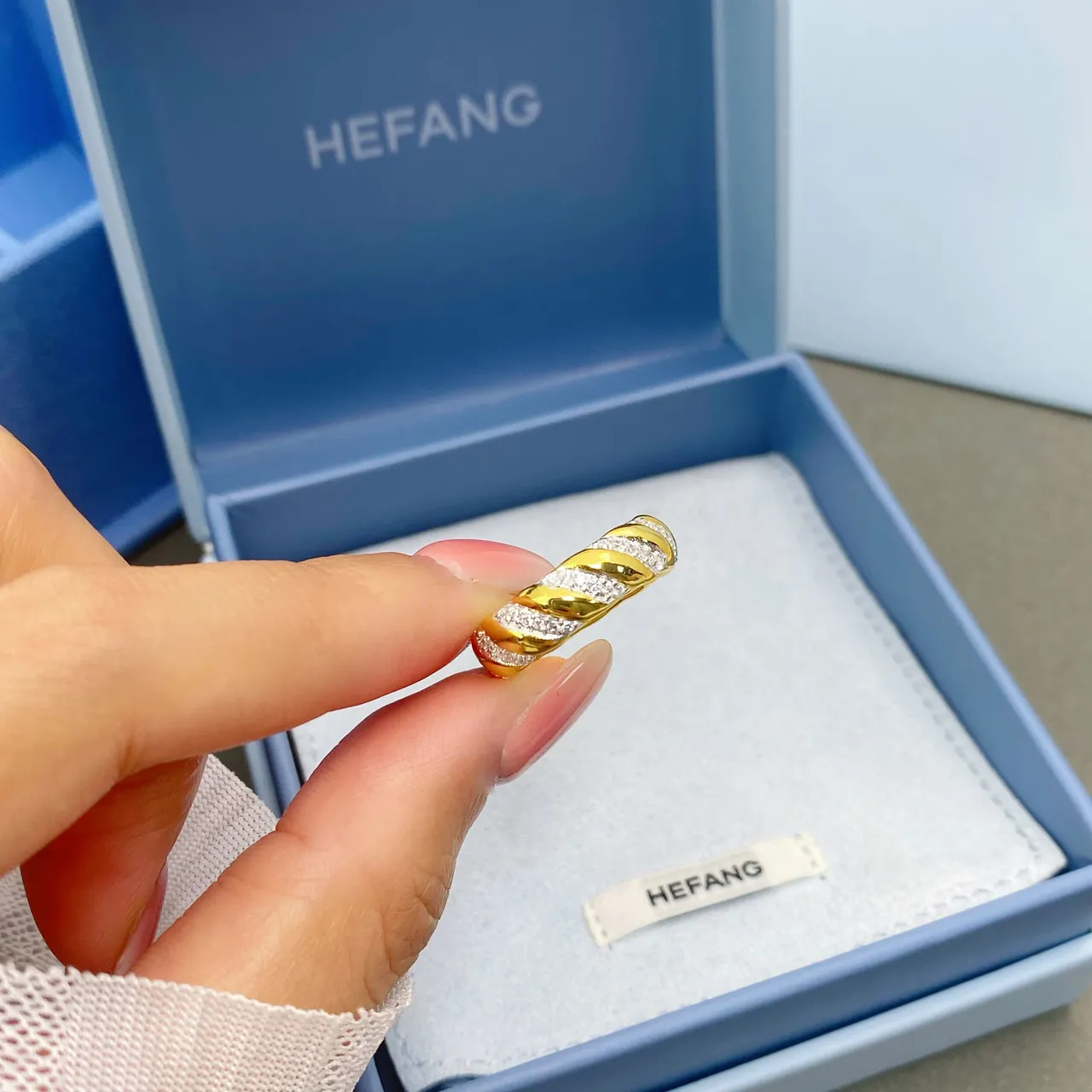 HEFANG ट्विस्टेड रोप पावे क्रिस्टल गोल्ड टोन रिंग 6