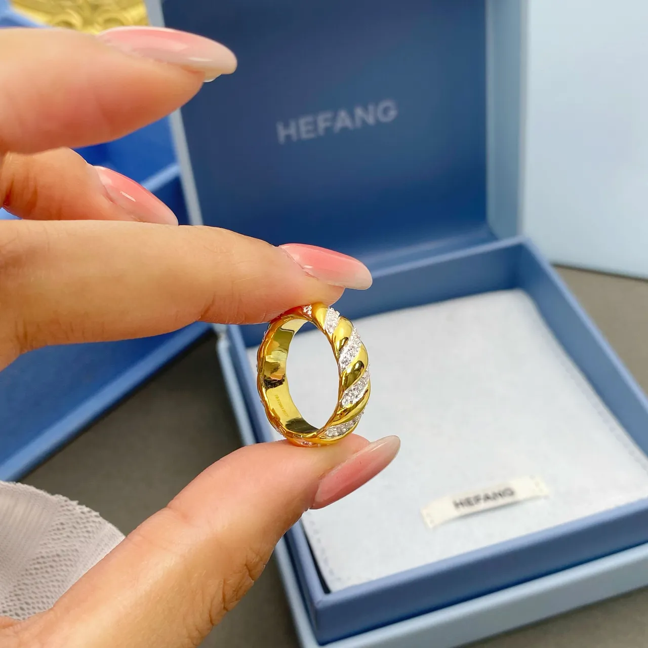 HEFANG ट्विस्टेड रोप पावे क्रिस्टल गोल्ड टोन रिंग 7