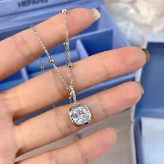 HERAND Collier pendentif à coupe coussin engasté en Bezel