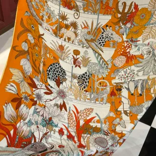 Écharpe en soie orange au motif botanique-zoológico illustré