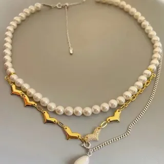 Collier multicouche avec perles et motif de cœur en ton doré