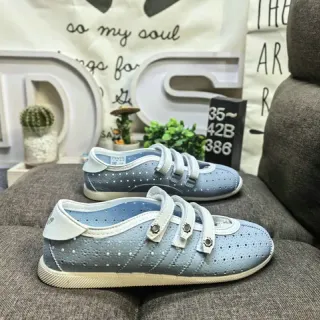 Zapatillas casuales de color azul claro con tiras perforadas de velcro