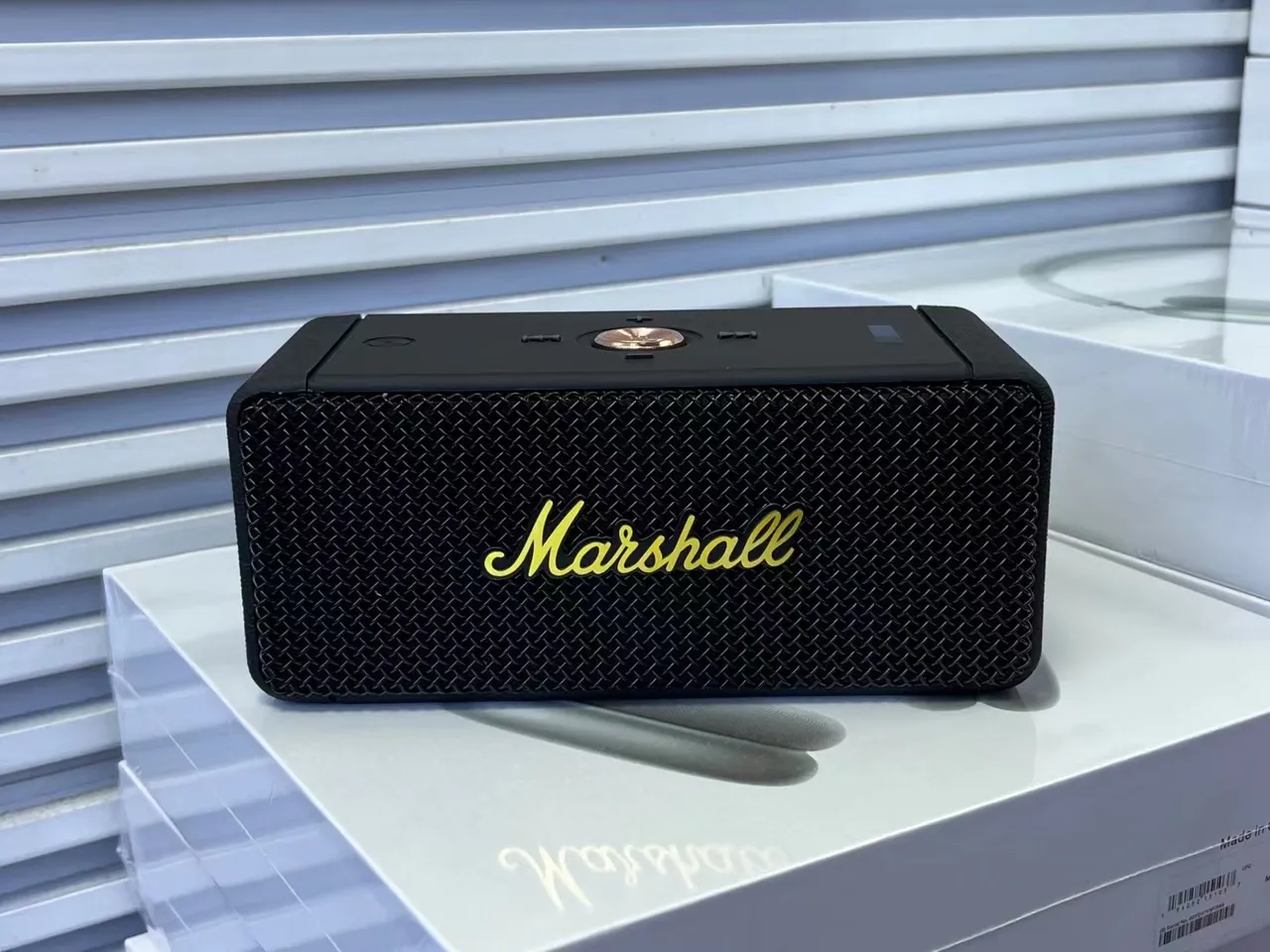 Marshall Beige Gold Forma rectangular compacta Rejilla de metal con patrón de diamante Altavoz portátil 2