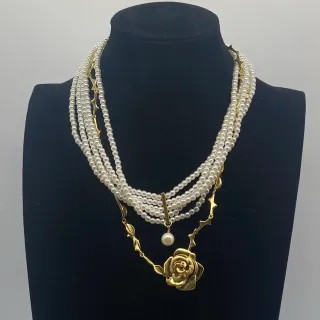 Collier multi-brins de perles et pendentif en forme de rose doré
