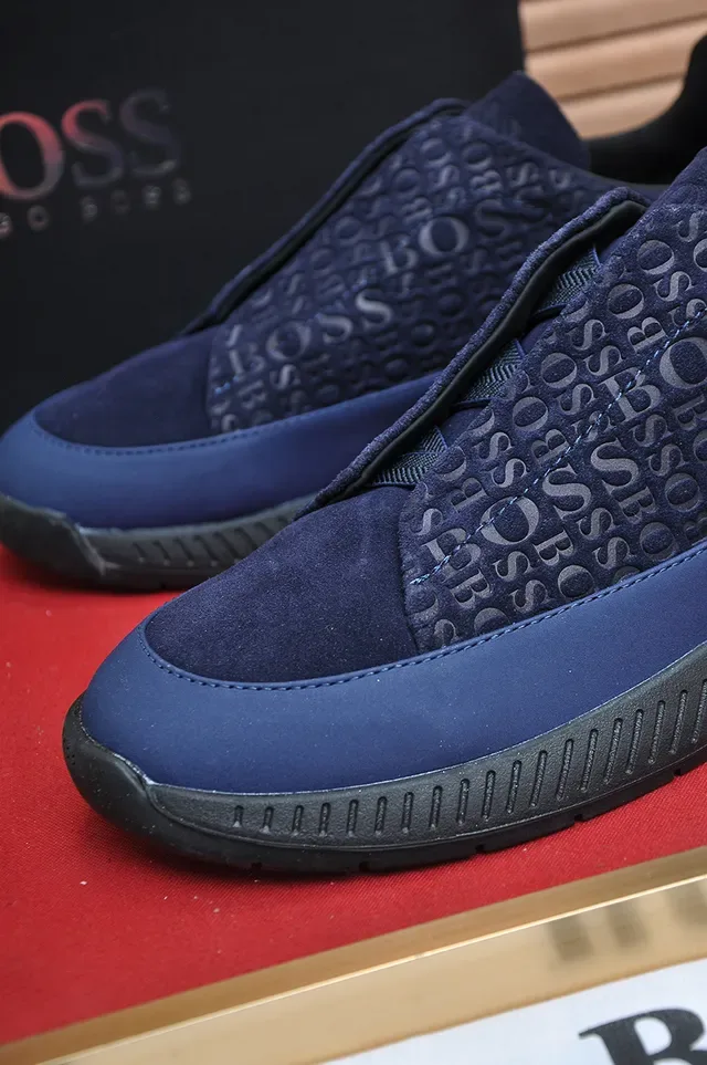 Zapatilla lifestyle slip-on navy y negro con monograma embossado 2