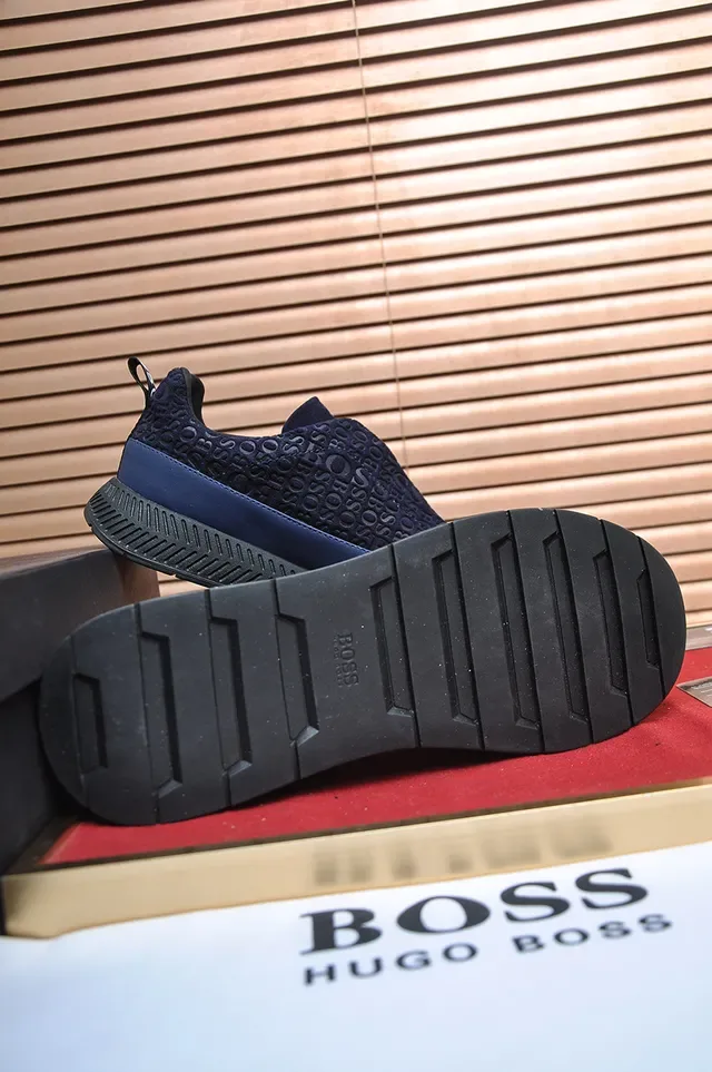 Zapatilla lifestyle slip-on navy y negro con monograma embossado 3