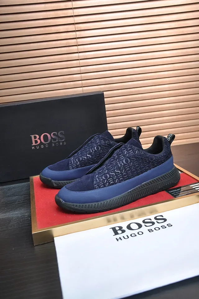 Zapatilla lifestyle slip-on navy y negro con monograma embossado 4