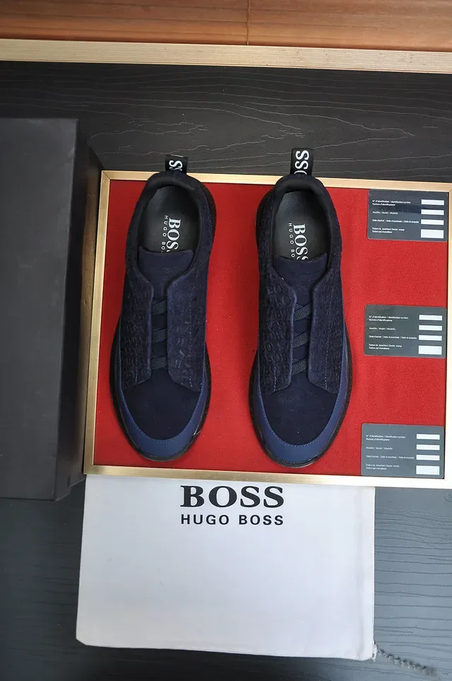 Zapatilla lifestyle slip-on navy y negro con monograma embossado 5