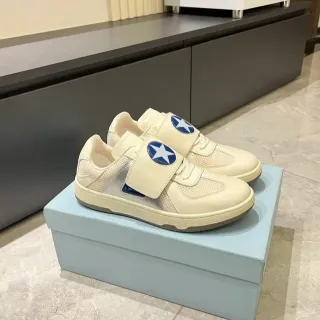 Off-White حذاء رياضي كريمي بحزام إغلاق نمط حياة