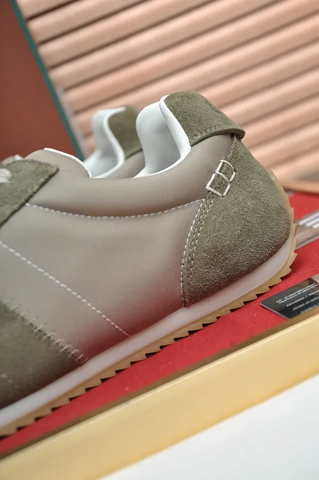 Tênis Runner Retro Minimalista de Camurça Verde Oliva e Bege 3