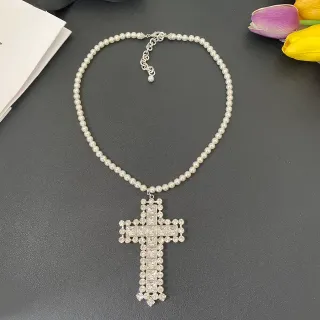 Collier de perles avec chaîne et pendentif de croix de cristal