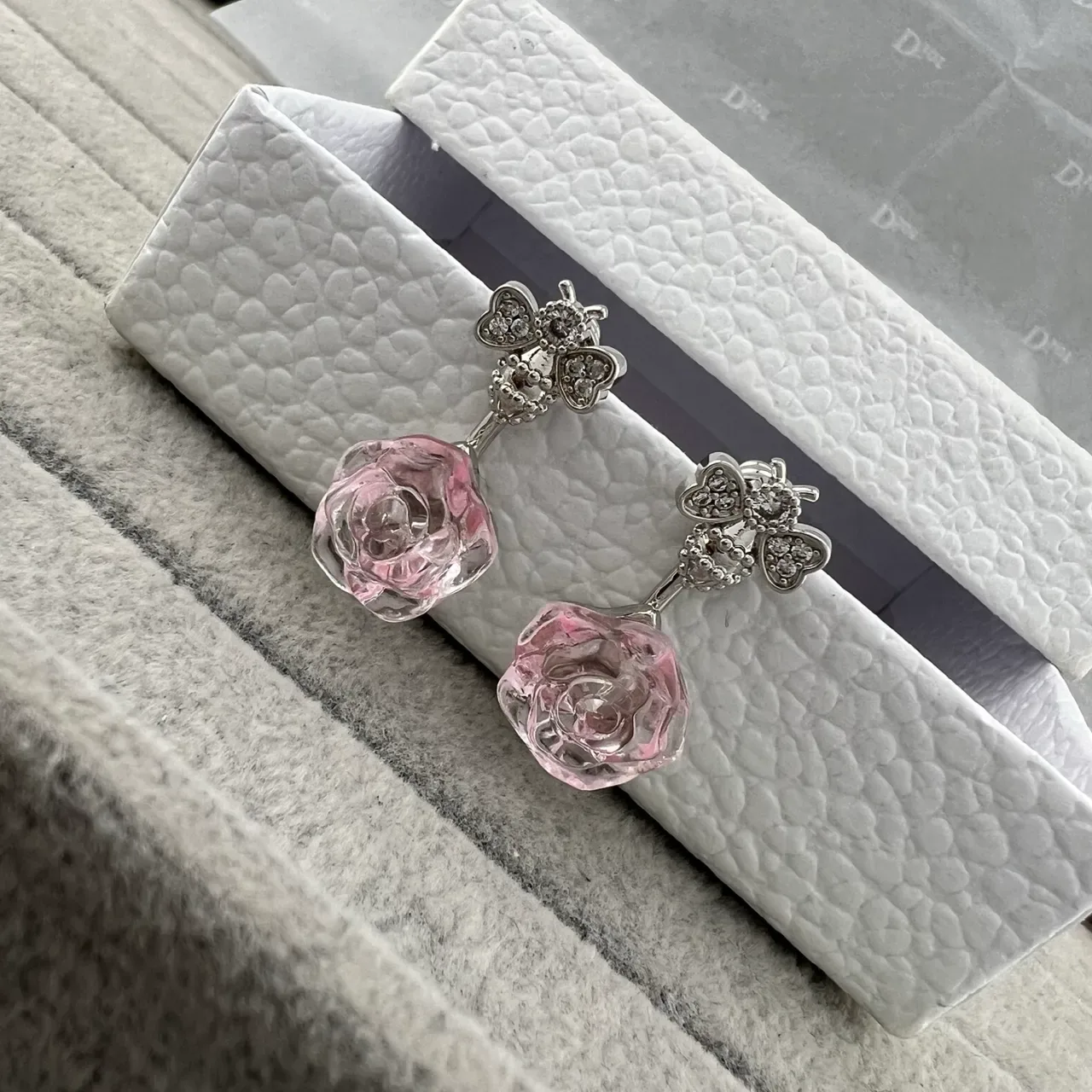 Boucles d'oreilles studs avec rosées florales en rose et or, ornées de cristaux sur les tops de clover 3